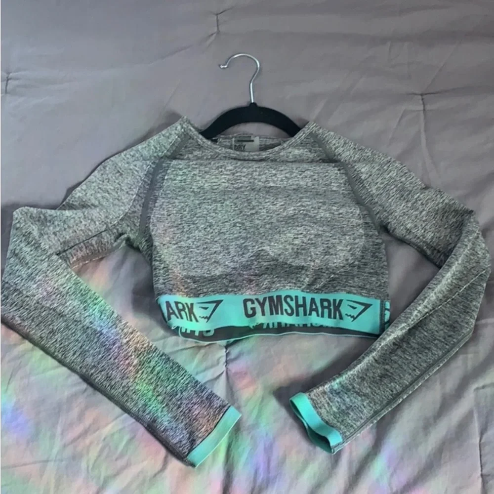 Gym shark crop top women’s  Size XS - Picture 2 of 5